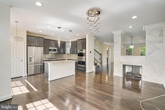 2082 Hutchison Grove Ct, Falls Church, VA 22043