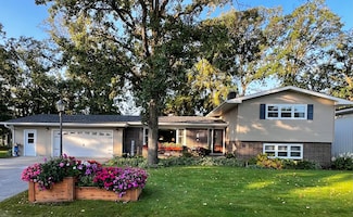 1426 Birch Lane Dr, Thief River Falls, MN 56701