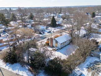 7 Holt St, Warwick, RI 02889