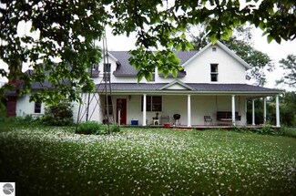 10077 E Solem Rd, Suttons Bay, MI 49682