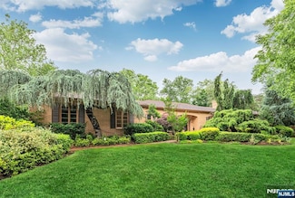 8 Clearwater Dr, Ho Ho Kus, NJ 07423