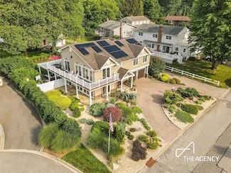 50 Ships Point Ln, Oyster Bay, NY 11771