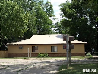 421 S 14th St, Le Claire, IA 52753