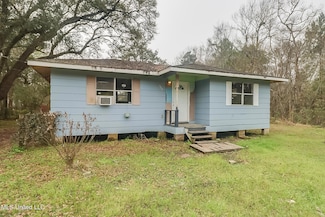 507 Dicks St, Waveland, MS 39576