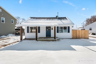 335 W Riverside Dr, McHenry, IL 60051