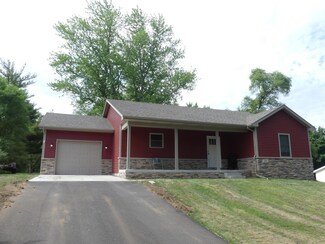 421 9th St SW, Demotte, IN 46310