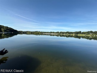 1420 Pettibone Lake Rd, Highland, MI 48356
