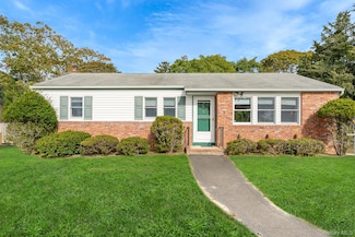 10 Argonne Rd W, Hampton Bays, NY 11946