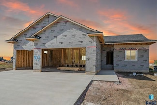 909 Sundance St, Valley Springs, SD 57068