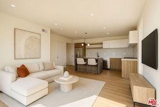 5832 Virginia Ave Unit 403, Los Angeles, CA 90038