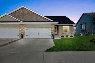 703 Creekside Dr, Tiffin, IA 52340