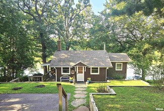 1004 Parkside Hill Dr, Galesburg, IL 61401