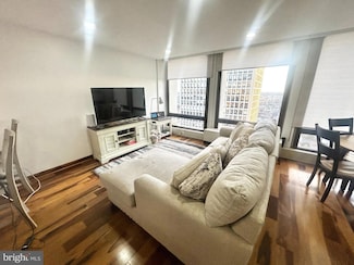 200 Locust St Unit 27H, Philadelphia, PA 19106