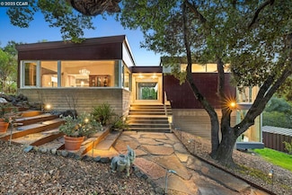 2 Crane Ct, Orinda, CA 94563