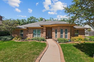 612 Oakview Dr, Hurst, TX 76054