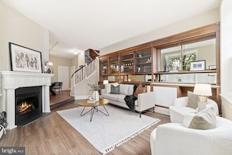 858 S Front St, Philadelphia, PA 19147