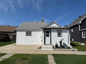 219 9th St NW, Devils Lake, ND 58301