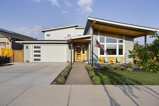 688 NW 13th St, Redmond, OR 97756