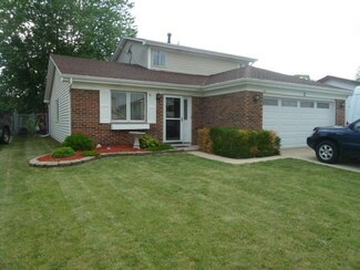2 Oriole Ct, Woodridge, IL 60517