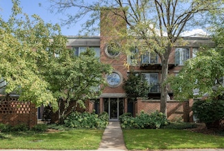 5020 Arbor Ln Unit 203, Northfield, IL 60093