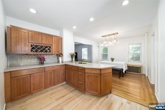1096 Stasia St, Teaneck, NJ 07666