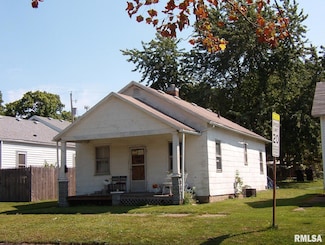 213 5th St, Lincoln, IL 62656