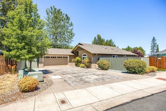 1542 SW Yucca Dr, Grants Pass, OR 97527