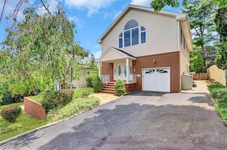 17 Singworth St, Oyster Bay, NY 11771