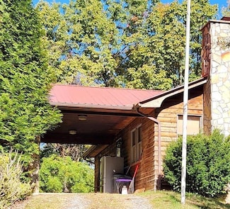 256 Hillside Ln, Andrews, NC 28901