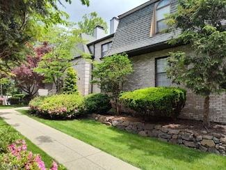 22 Falls Bridge Dr, Totowa, NJ 07512