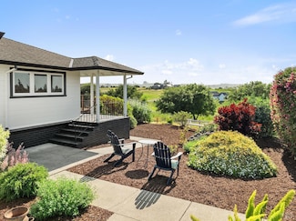 2022 Live Oak Farm Ln, Petaluma, CA 94952