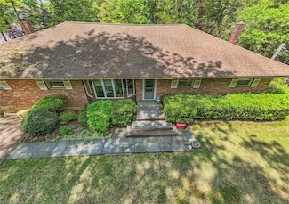 17 Woodbury Rd, Woodbury, NY 11797