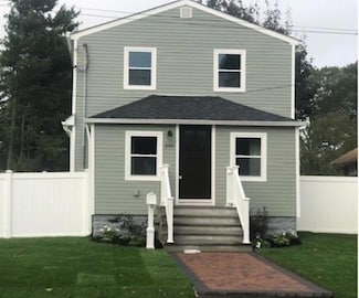 393 S 4th St, Lindenhurst, NY 11757