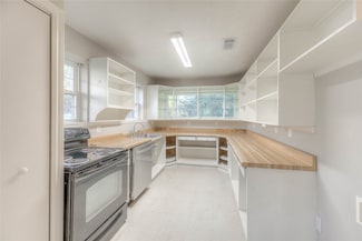 1011 Upper Leggett Rd, Livingston, TX 77351