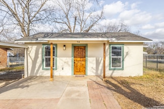 114 Tucker St, Uvalde, TX 78801