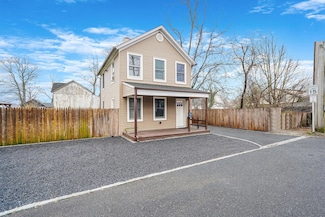 14 Fordham St, Patchogue, NY 11772