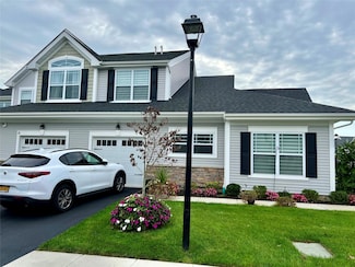 37 Willow Cir Unit 37, Coram, NY 11727