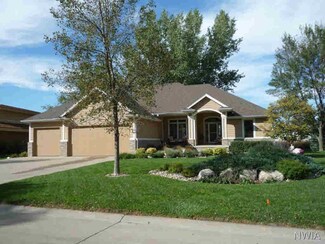 605 E Saint Andrews Cir, Dakota Dunes, SD 57049