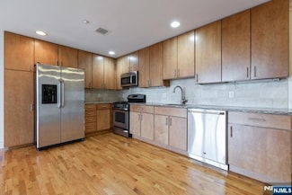 17 Meadow Rd Unit 405, Rutherford, NJ 07070