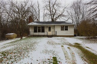 1974 Brookfield Rd, Hubbard, OH 44425