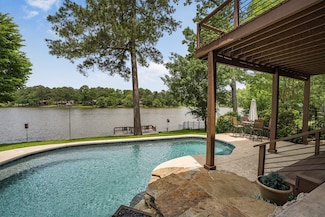1927 E Lake Dr, Huntsville, TX 77340