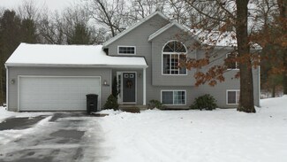 7536 Maple Ridge Ct, Howard City, MI 49329
