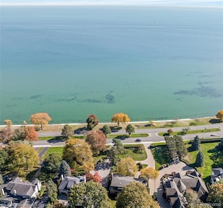 561 Lake Shore Rd, Grosse Pointe Shores, MI 48236