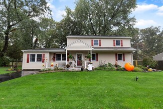 5 Redwood Rd, Howell, NJ 07731