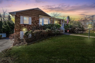 10 Beacon Hill Dr, Stony Brook, NY 11790