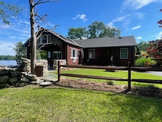 14 Horseshoe Dr, Newton, NJ 07860