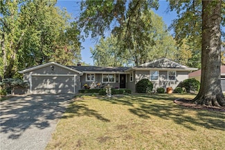 804 NE Orchard Dr, Lees Summit, MO 64063