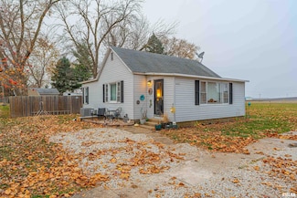 400 N Logan St, New Holland, IL 62671