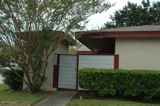 902 Defender Ct W, Atlantic Beach, FL 32233