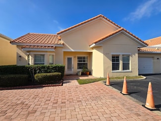 1075 David Walker Dr Unit C-1, Tavares, FL 32778